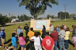 The Incident Commander provides updates to residents. (Courtesy: Inciweb)