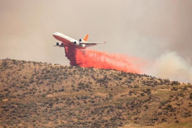 A DC-10 dropping retardant down below [Photo Courtesy: inciweb]